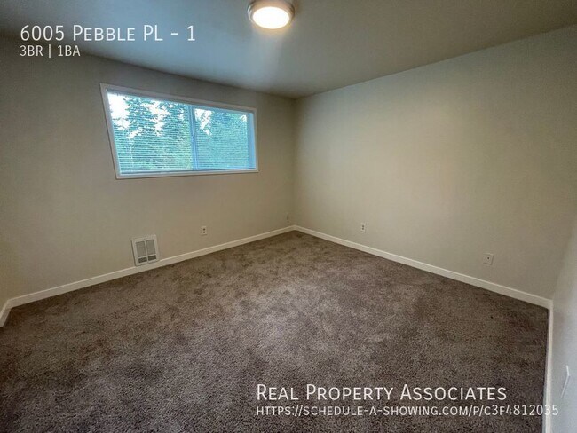 Building Photo - Affordable 3 bed, 1 bath unit w/laundry in...