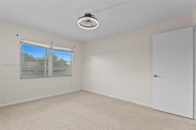 Building Photo - 523 Fanshaw M