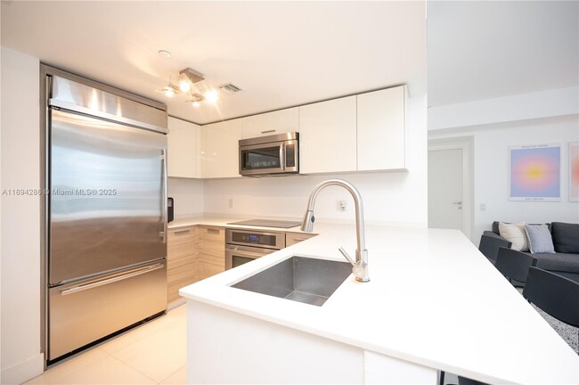 Building Photo - 1300 Brickell Bay Dr