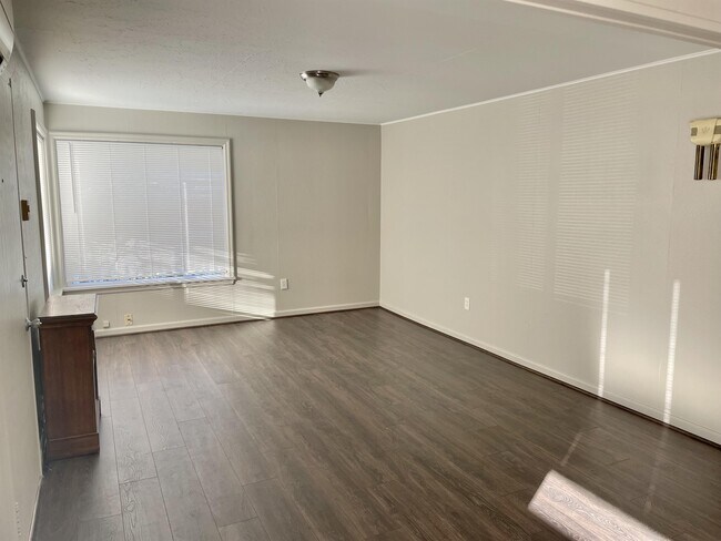 Building Photo - 1040 Spruce St NE