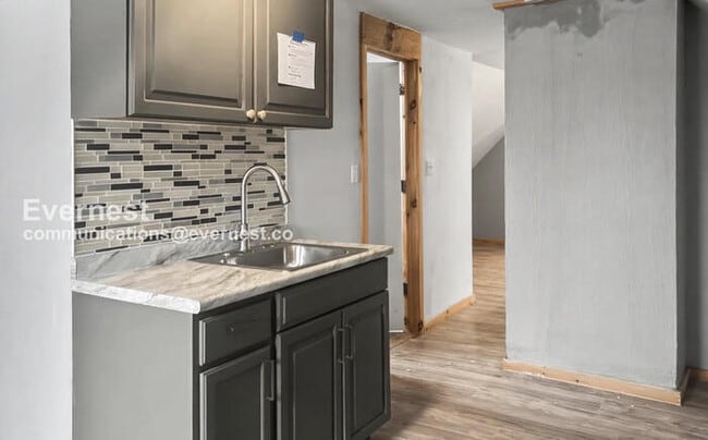 Building Photo - 1 Bed, 1 Bath with Off-Street Parking / Pet-Friendly / Vouchers Accepted / Available Now!