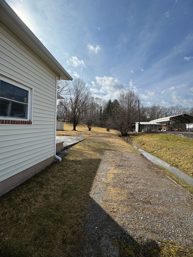 Building Photo - Charming 3 Bedroom 1.5 Bath Home