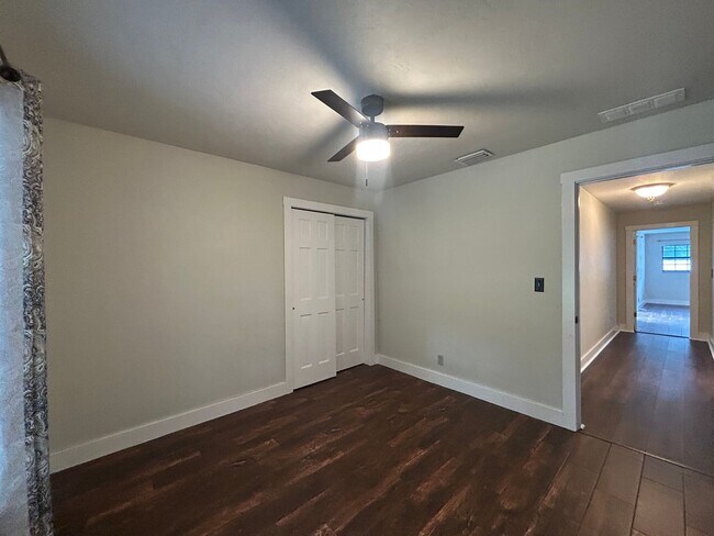 Building Photo - STUNNING 4BR/2BA Home with PRIVATE POOL & ...