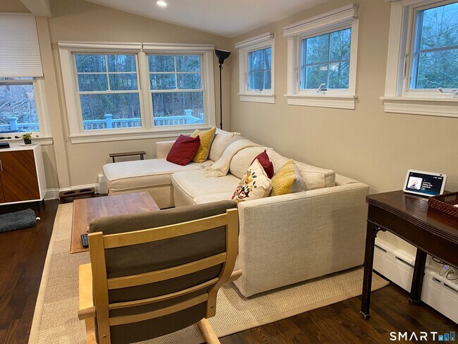 Building Photo - 14 Club Dr