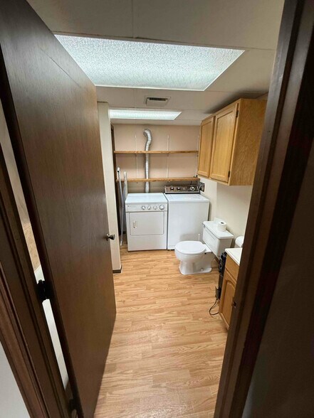 Building Photo - 2220 Carriage Dr