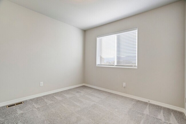 Building Photo - Modern 3bd Home Near Peterson AFB on Power...