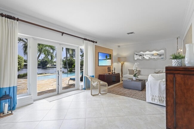 Building Photo - 1925 Coral Gardens Dr