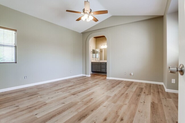 Building Photo - 3 Bedroom Home in Cul De Sac Available Now...