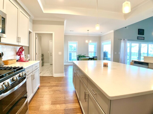 Building Photo - 585 Dexter Dr