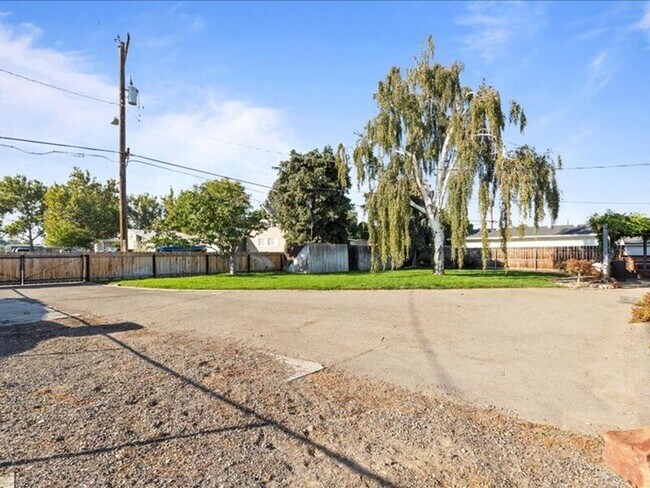 Building Photo - 3603 W Canal Dr