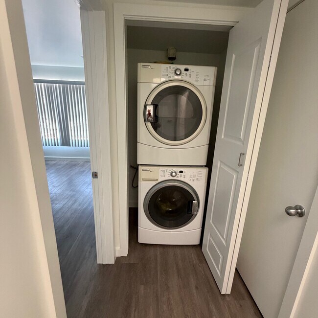 Building Photo - 800 N June St