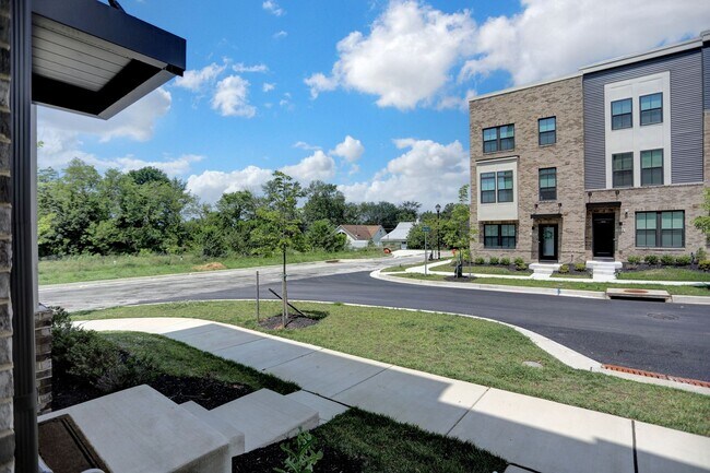 Building Photo - Luxury 4-Story Townhome with Rooftop Terrace!