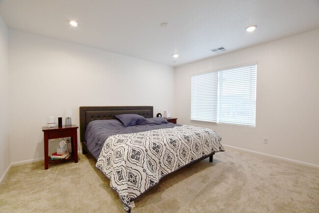 Building Photo - Painted Prairie Town Home for Rent! Brand ...