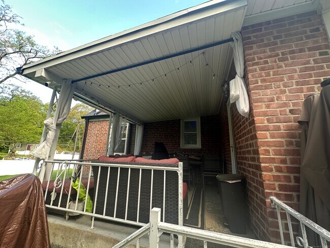 Building Photo - 611 Woodside Ave