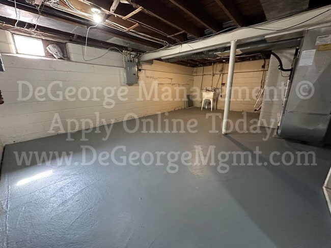 Building Photo - Gorgeous Spacious 4 Bedroom 1.5 Bath Singl...