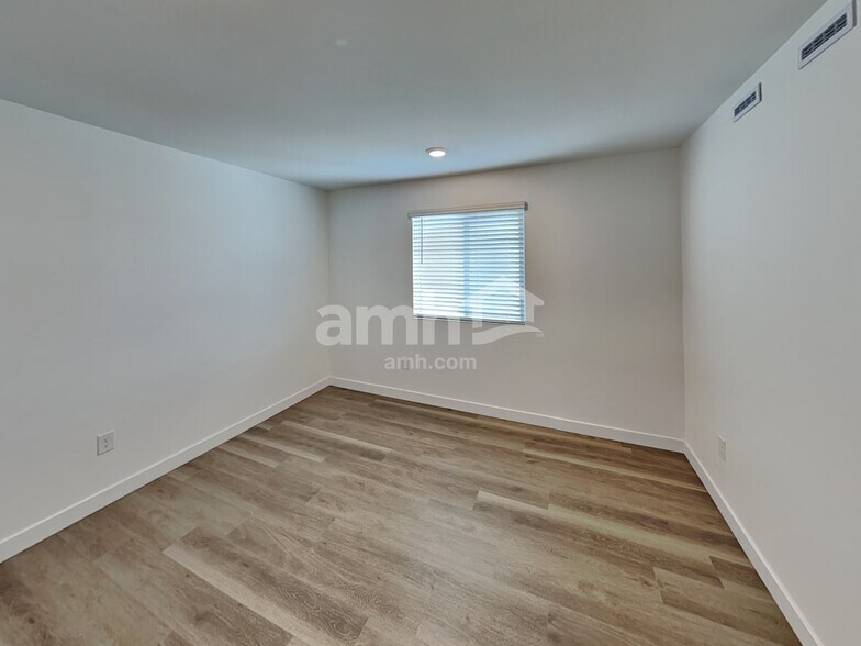 Building Photo - 6144 W Calle Lingo