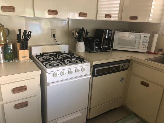 Building Photo - 1500 S Surf Rd