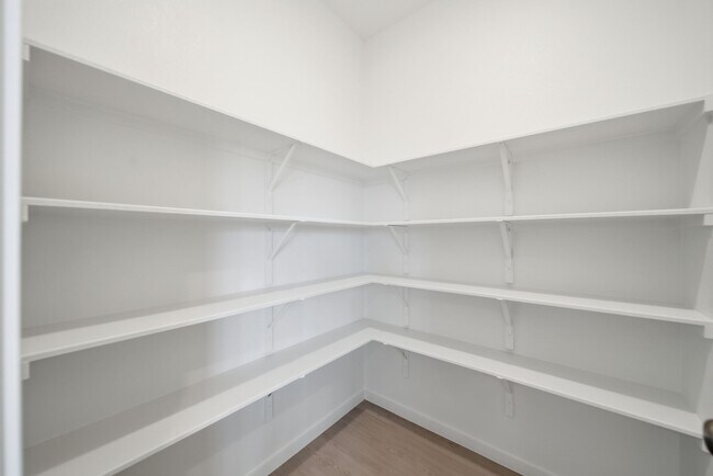 Building Photo - 833 High Mesa Ln