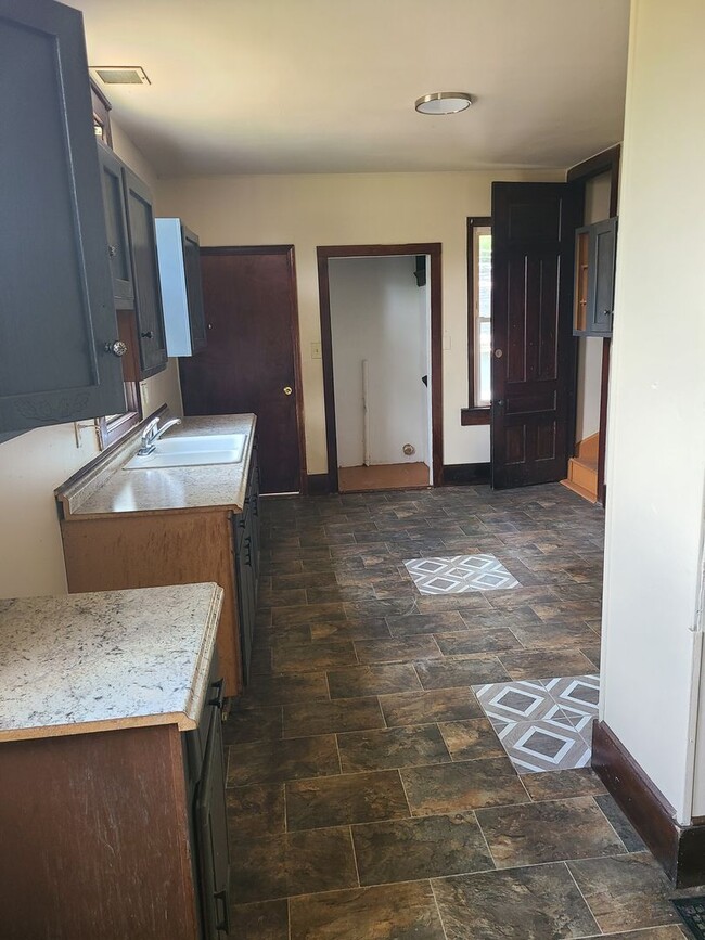 Building Photo - 5 Bed/ 2 bath house