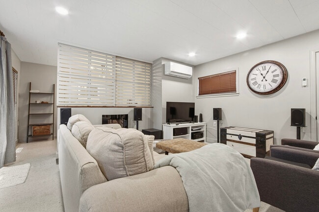 Building Photo - 215 Live Oak Ave E