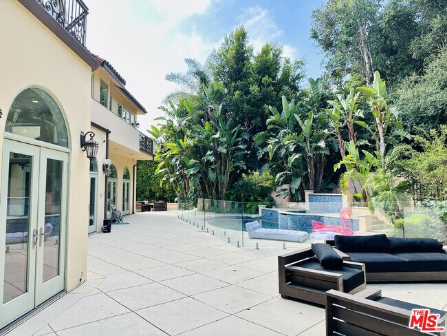 Building Photo - 1447 San Ysidro Dr