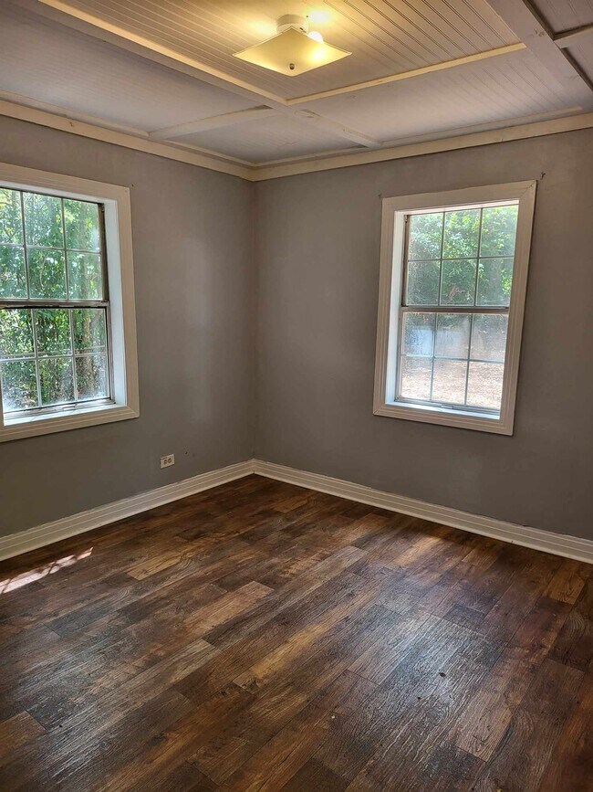 Building Photo - 943 S Micheaux St