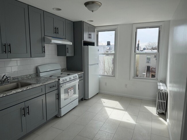 Building Photo - 419 4th St