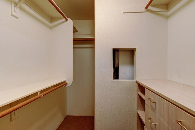 Building Photo - Lovely ground floor unit at the incredible El Escorial! Santa Barbara:)