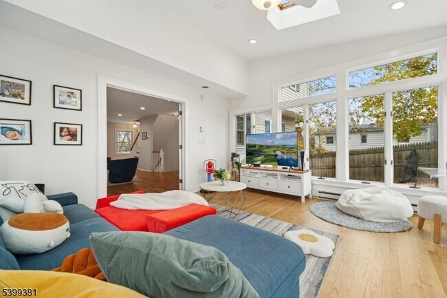 Building Photo - 17 Edison Dr