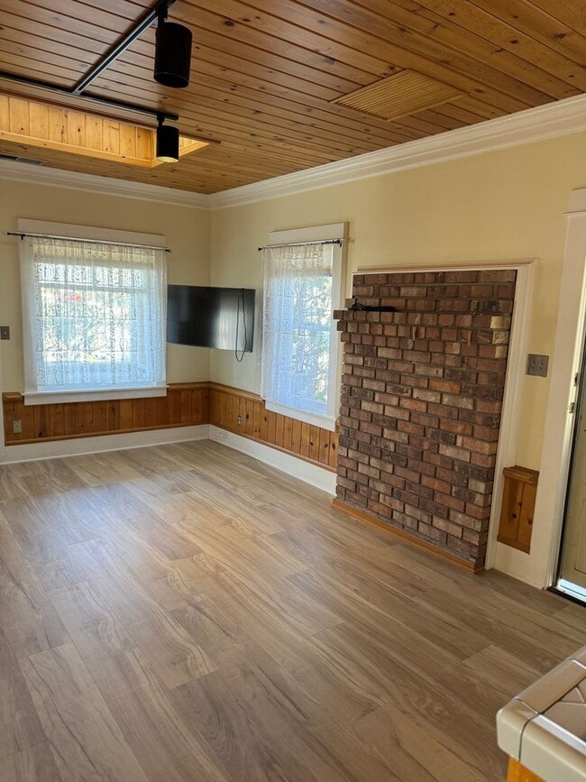 Building Photo - Old Town Orcutt Charm