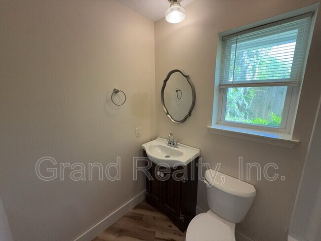 Building Photo - 7401 Bernadette Dr