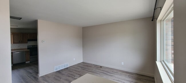 Building Photo - 3 Bedroom 1.5 Bathroom Home