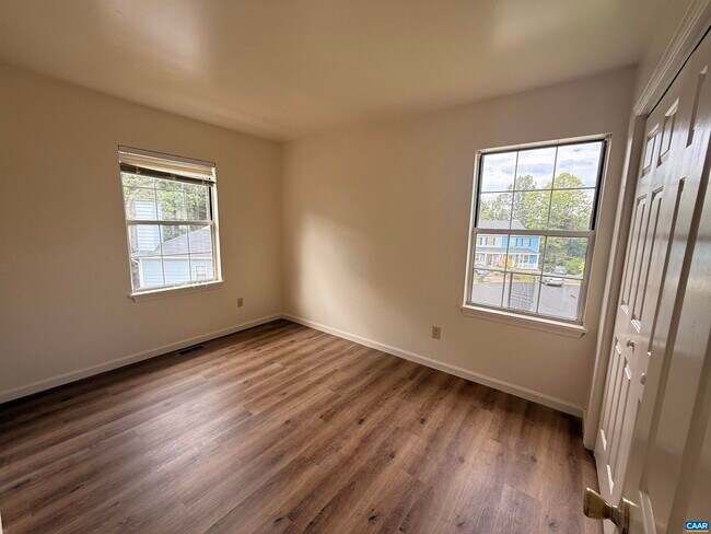 Building Photo - 2319 Finch Ct