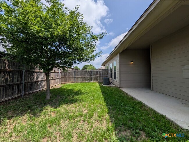 Building Photo - 2213 Avery Village