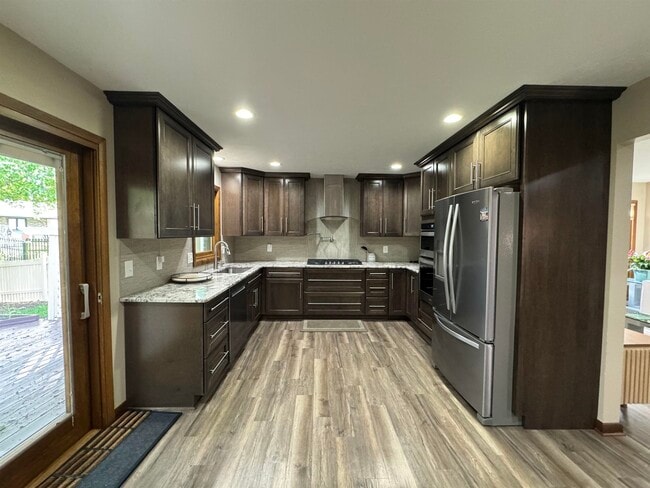 Building Photo - 5855 Thatcher Dr