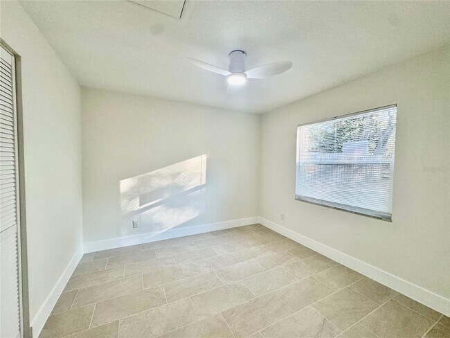 Building Photo - 2559 W Lake Dr