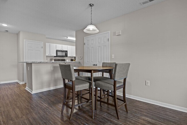 Building Photo - FULLY FURNISHED EXCLUSIVE SHORT AND MIDTER...