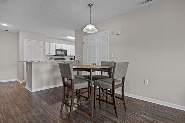 Building Photo - FULLY FURNISHED EXCLUSIVE SHORT AND MIDTERM RENTAL ONLY. AVAILABLE NOW UNTIL DEC 30.