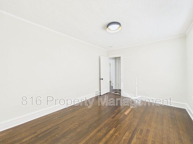 Building Photo - 4542 Chestnut Ave