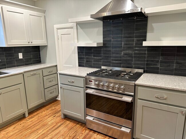 Building Photo - 3134 E 17th St