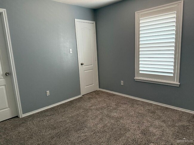 Building Photo - 6 S 48th Ln