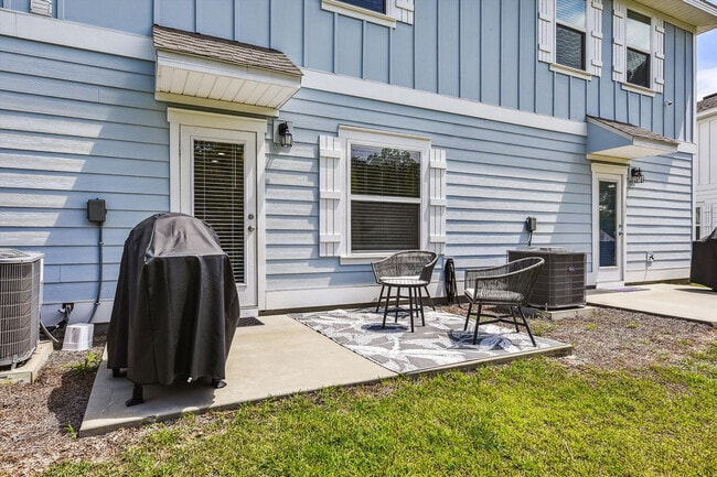 Building Photo - 7664 Shadow Lake Dr