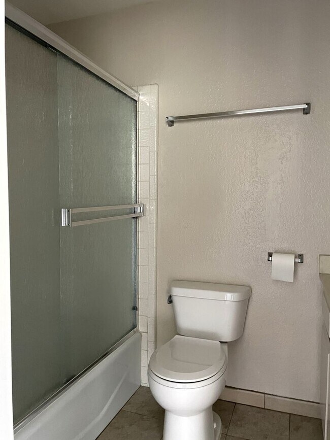 Building Photo - Open and Spacious 2 Bedroom, 1 Bathroom Apartment in San Pedro