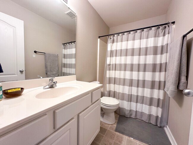 Building Photo - Spacious 4-Bedroom Home with Office Space ...