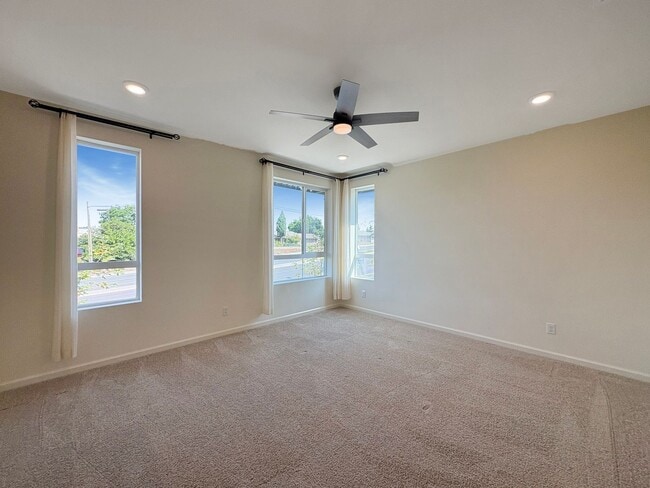 Building Photo - Beautiful 3B/2.5BA Townhome in Vista for R...