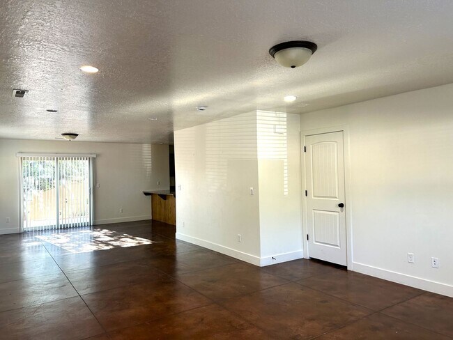 Building Photo - Dog Friendly 4 Bedroom Townhome. $200 First Full Month's Rent!