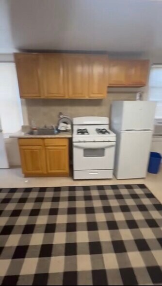 Kitchen - 738 Edgar Rd