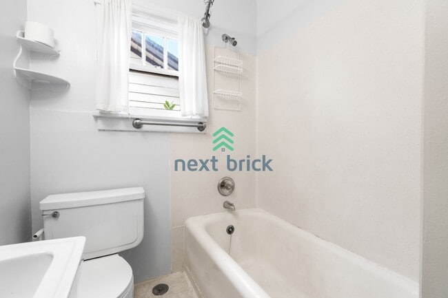 Building Photo - A beautiful 3 bed and 1 bathroom house for rent