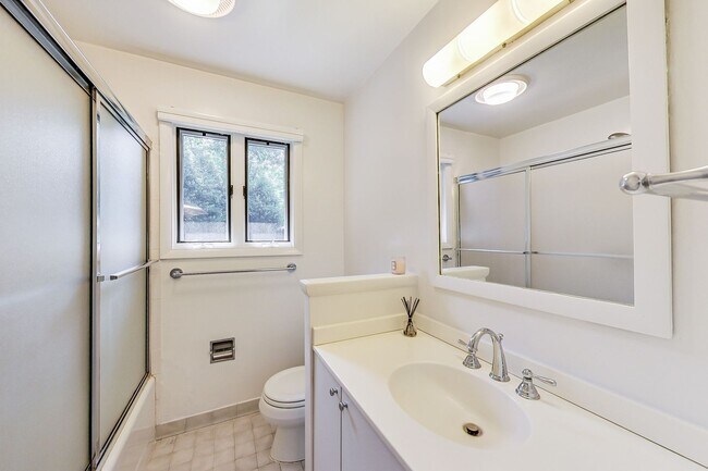 Building Photo - 3 bedroom/2 bath Light Filled Home Located in a Quiet Cul-de-Sac