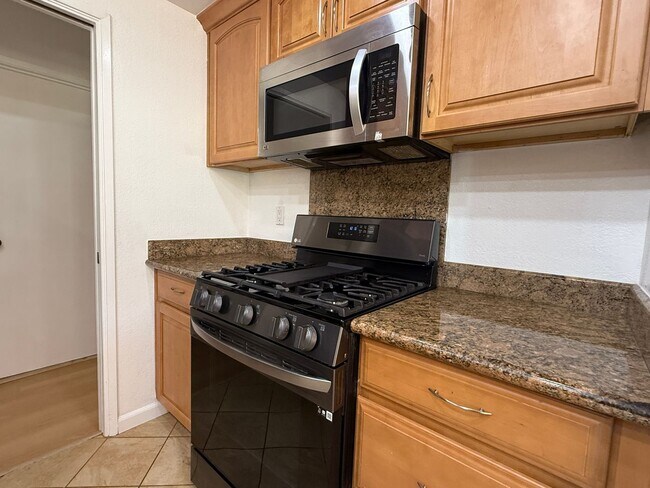 Building Photo - Cozy 3 Bedroom 2 Bath home located conveniently in San Jose